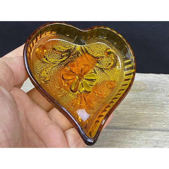 Vintage Indiana Glass Tiara Sandwich Amber Heart Ashtray Trinket Ring Dish - Picture 8 of 8